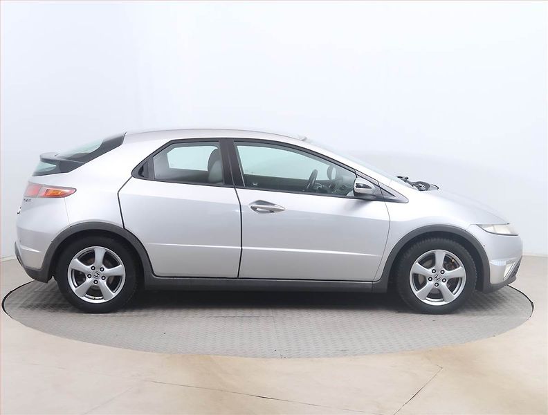Honda Civic (2008) 1.8 i, po STK, slušný stav - fotka 6 z 14