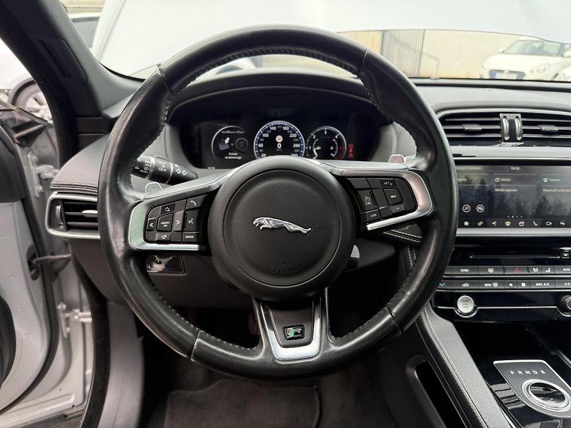 Jaguar F-Pace R-Sport 2.0D 177 kW - fotka 11 z 19