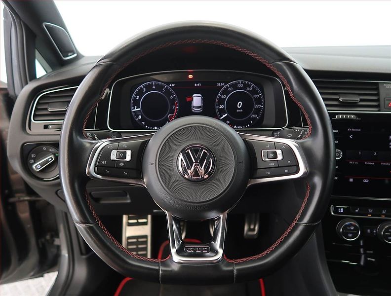 Volkswagen Golf (2019) 2.0 GTI Performance - fotka 21 z 24