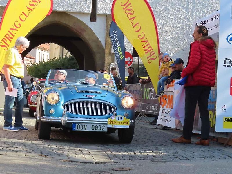 Michal a Jonáš Pavlíčkovi na startu. Rallye Spring Classic startovalo v sobotu 12. dubna dopoledne z jihočeského Tábora. Na trasu 231 kilometrů vyrazilo 100 posádek.