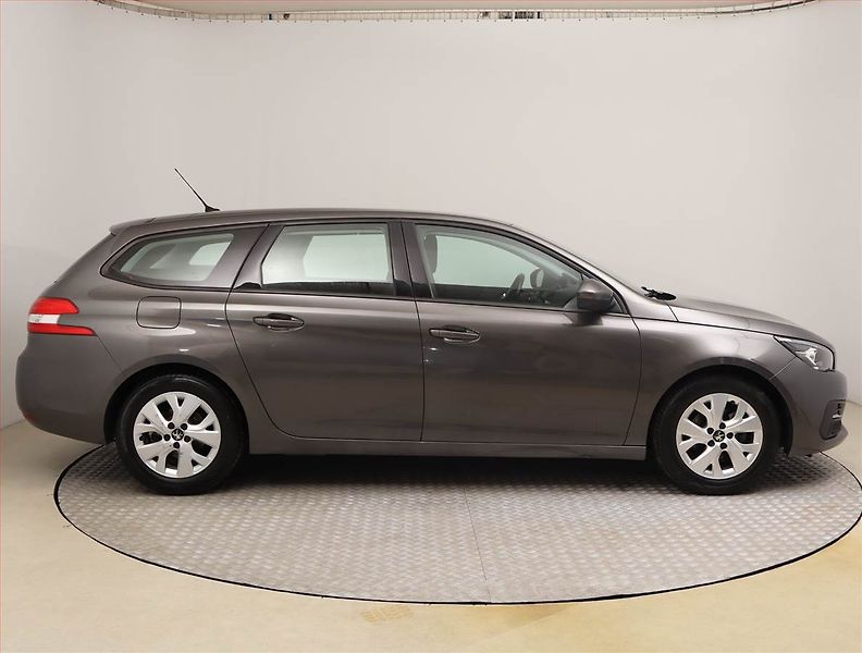 Peugeot 308 (2018) 1.6 BlueHDi, Navi, Tempomat - fotka 6 z 17