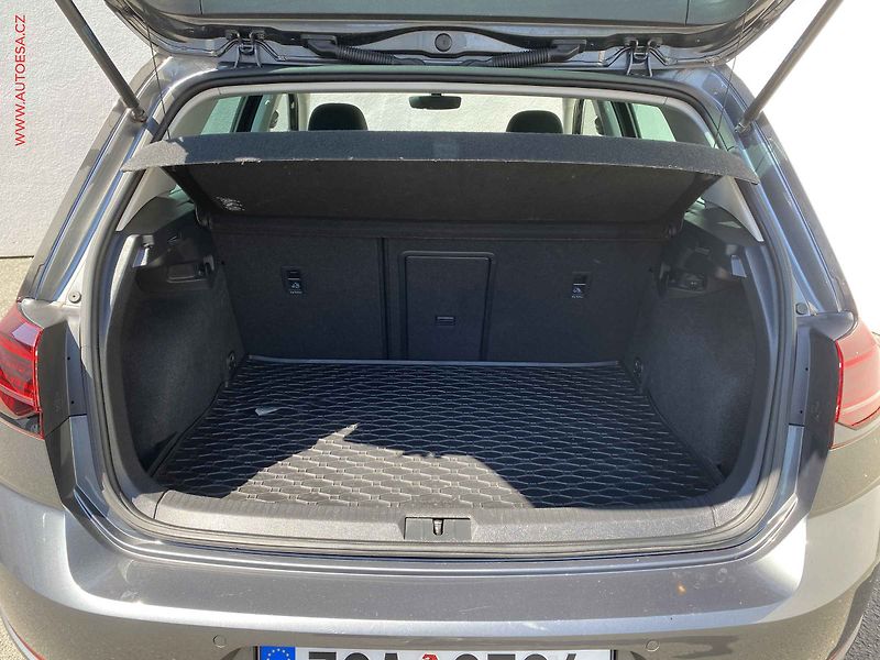 Volkswagen Golf (2018) 1.4 TSi, R-Line, navi, LED - fotka 7 z 17