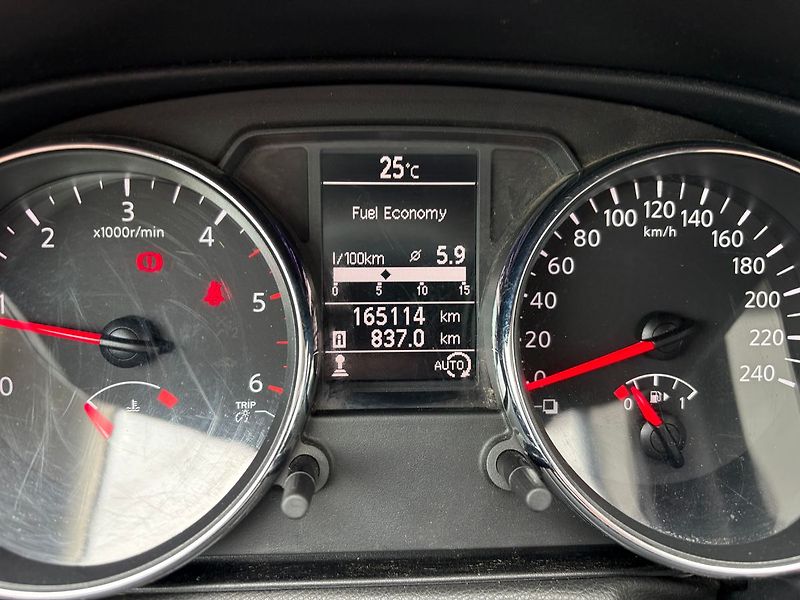 Nissan Qashqai 1.6dCi, 96kW, 4x4, Kamera 1Maj - fotka 9 z 27