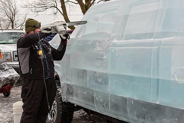 Pick-up s karoserií z ledu.