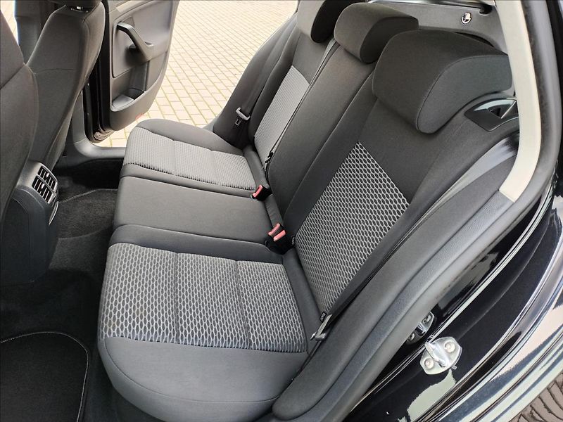 Volkswagen Golf 1,2 TSI,77KW,DIGIKLIMA,SERVIS - fotka 16 z 36