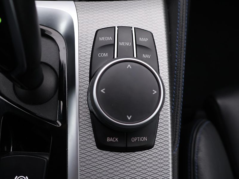 BMW Řada 5 3,0 530d xDrive 195kW M-paket - fotka 25 z 34