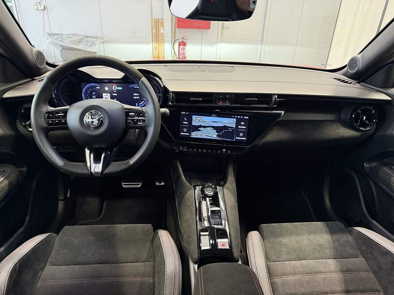 Alfa Romeo Junior (2024) Veloce 280 Elettrica 54 kWh - fotka 13 z 14