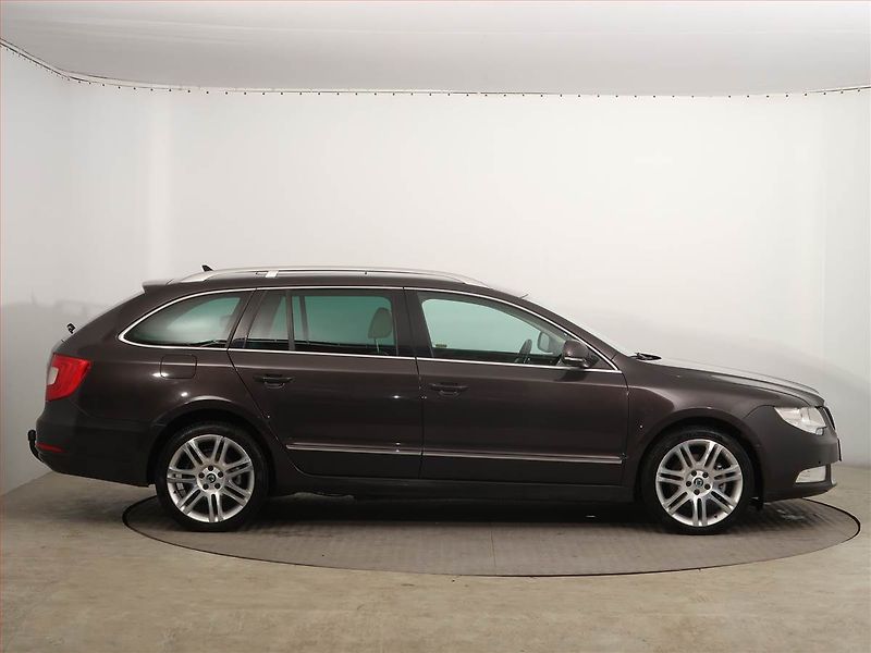 Škoda Superb (2009) Elegance 2.0 TDI, 4X4, Navi - fotka 5 z 12