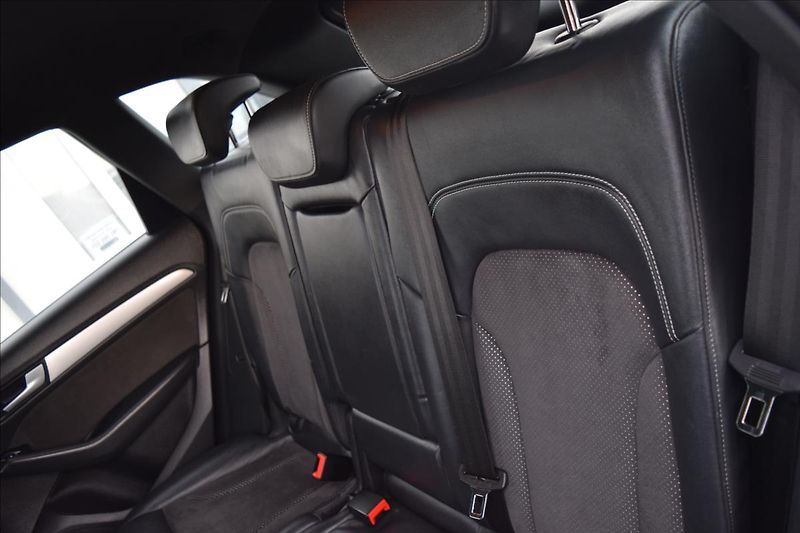 Audi Q5 3,0 V6 180KW S-LINE AUTOMAT - fotka 17 z 57