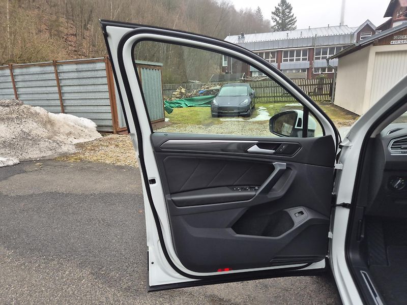 Volkswagen Tiguan 2,0TDi 140kw DSG 4x4 18ALU TZ - fotka 37 z 50