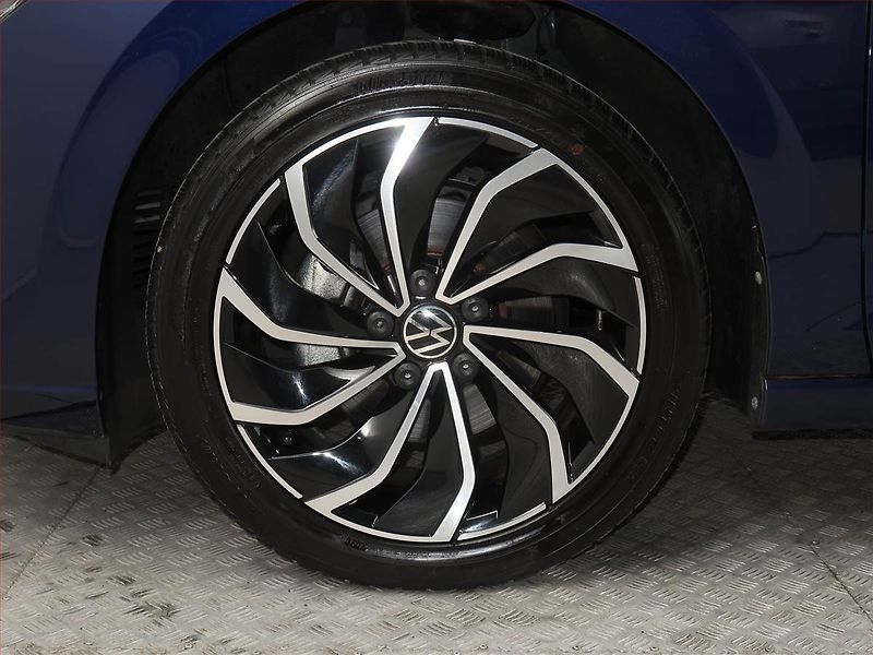 Volkswagen Golf (2024) 1.5 TSI - fotka 14 z 18