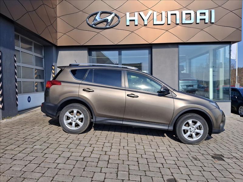Toyota RAV4 2,2 Active AT 4x4 - fotka 17 z 17