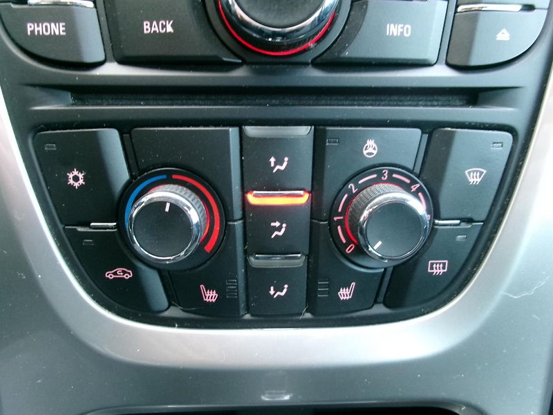 Opel Astra (2014) 1,4T KLIMA VÝHŘEV BT TEMP - fotka 16 z 25
