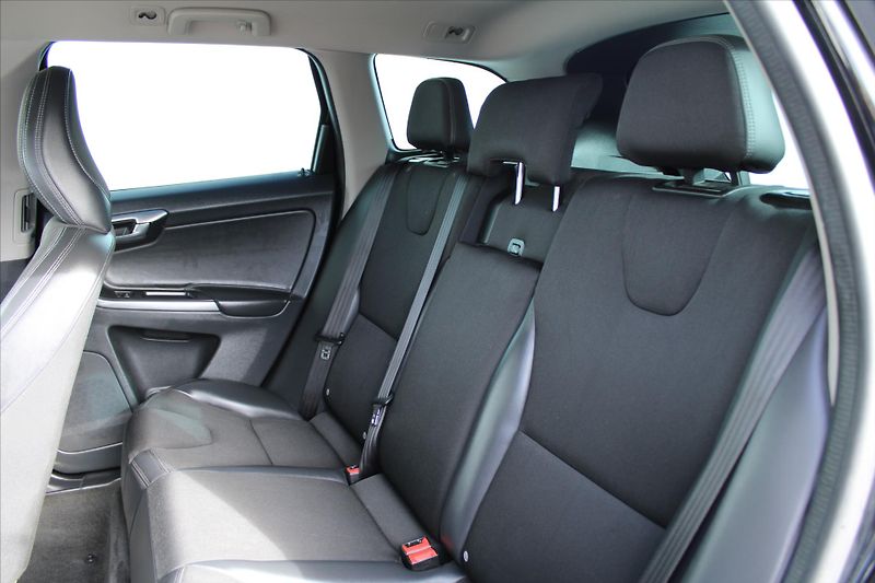 Volvo XC60 2.4D 140kW AWD SERVIS. KN. ČR - fotka 10 z 21