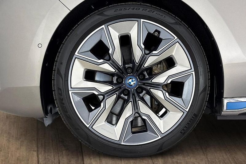 BMW i7 xDrive60 - fotka 6 z 27