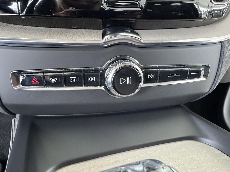Volvo XC60 T6 AWD*Recharge*Odvětr.Sedadla - fotka 25 z 35
