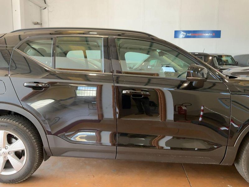 Volvo XC40 (2021) 1.5 T2 Momentum   2WD automat - fotka 9 z 18
