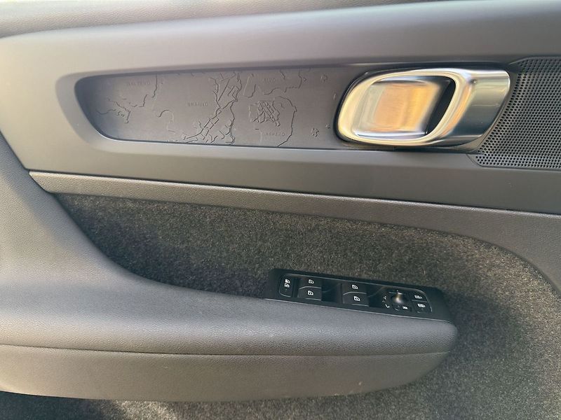 Volvo XC40 Recharge Single Motor 69kWh - fotka 31 z 36