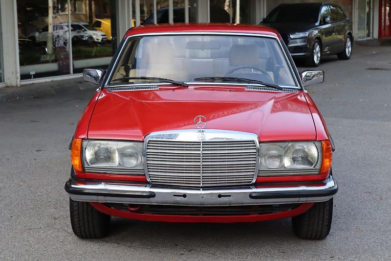 Mercedes-Benz 123 230CE KUPÉ AUTOMAT 100kW - fotka 2 z 48