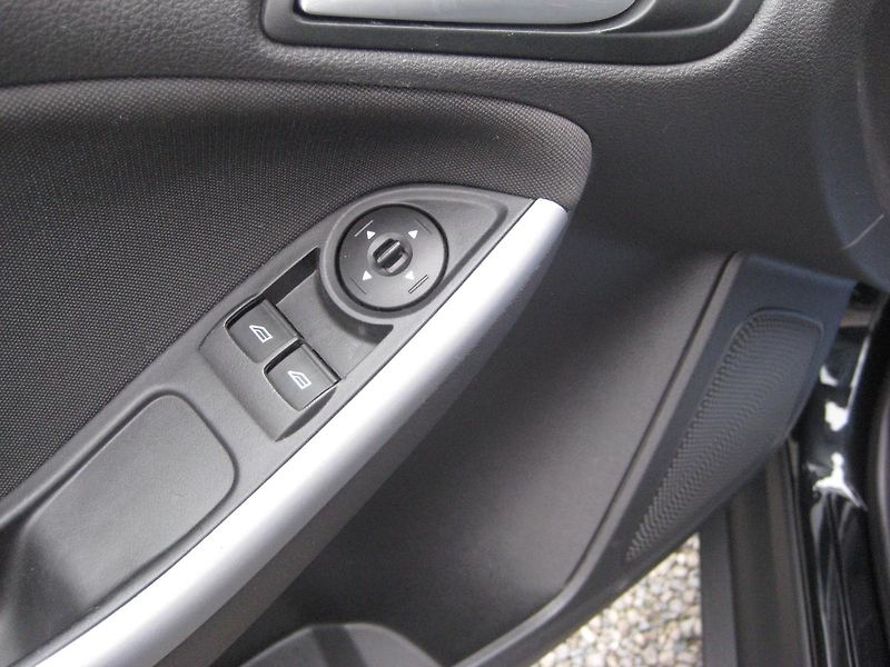 Ford Focus 1.0i 92 kW Ecob SPORT DPH-ČR! - fotka 12 z 23