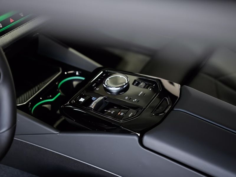 BMW Řada 5 520d xDrive M-Sport H/K ACC Ta - fotka 15 z 21
