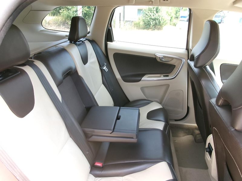 Volvo XC60 (2012) 2,4 D5 SUMMUM 169kW AC NAVI - fotka 19 z 37