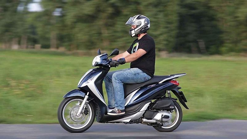 Piaggio MP3 500ie Sport LT (vlevo) a Piaggio Medley 125ie.