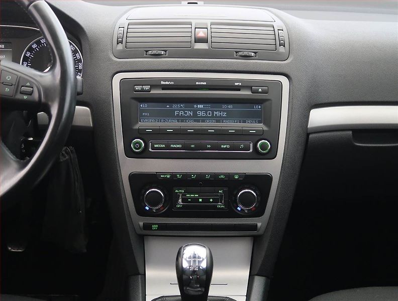 Škoda Octavia (2008) 1.9 TDI, Serv.kniha, Tempomat - fotka 12 z 20