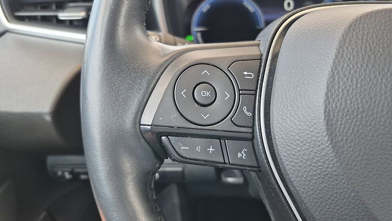 Toyota Corolla 1.8 HEV e-CVT Comfort Tech - fotka 14 z 23