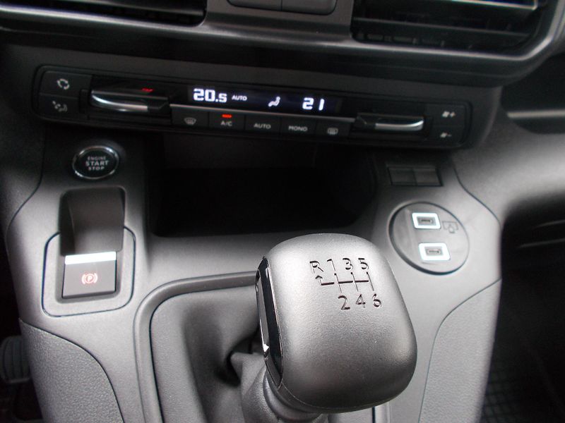 Citroën Berlingo (2026) PLUS Petrol 110k Manual - fotka 14 z 16