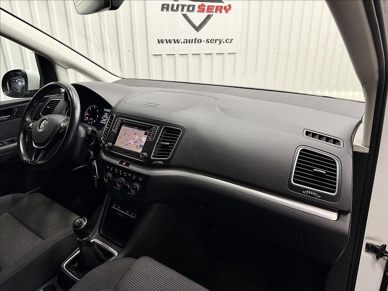 Volkswagen Sharan 2.0TDI 110kW 4MOTION MANUÁL 1M - fotka 34 z 38