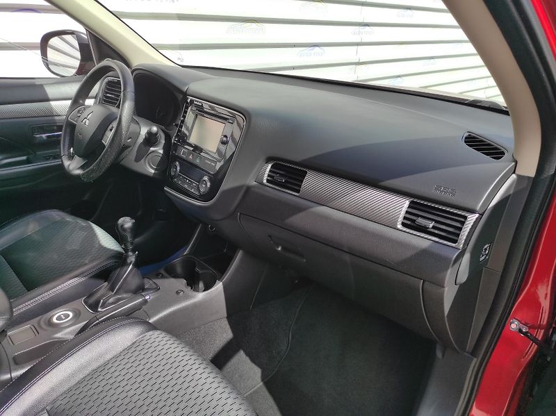 Mitsubishi Outlander 2.2D 110kW 6 st. MAN 4X4 7Míst - fotka 18 z 44