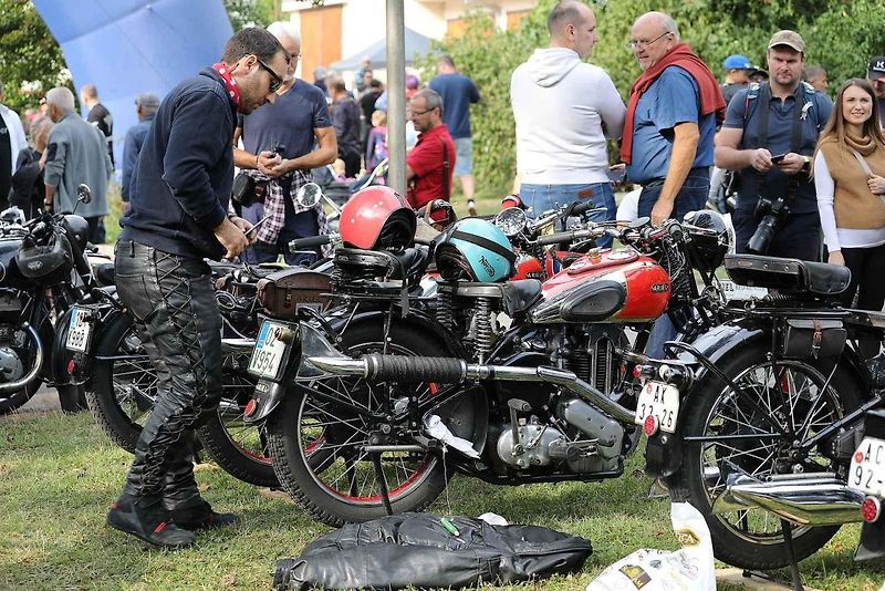 Na akci Jízda do vrchu a výstava historických vozidel se představilo na tři sta automobilů a motocyklů.
