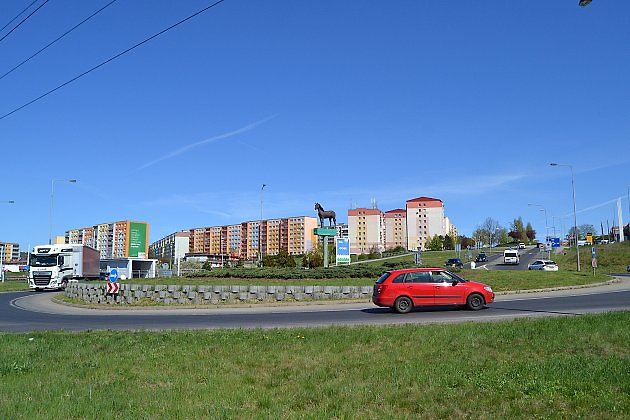 Kruhový objezd v Mostě upozorňuje na blízké dostihové závodiště., zdroj: Deník/Edvard D. Beneš