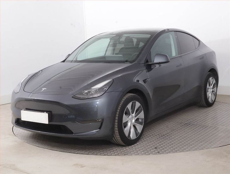 Tesla Model Y (2022) Long Range AWD 79kWh, SoH 90% - fotka 2 z 21