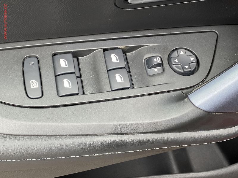 Peugeot 2008 (2020) 1.2PT, Allure, LED, navi - fotka 11 z 17