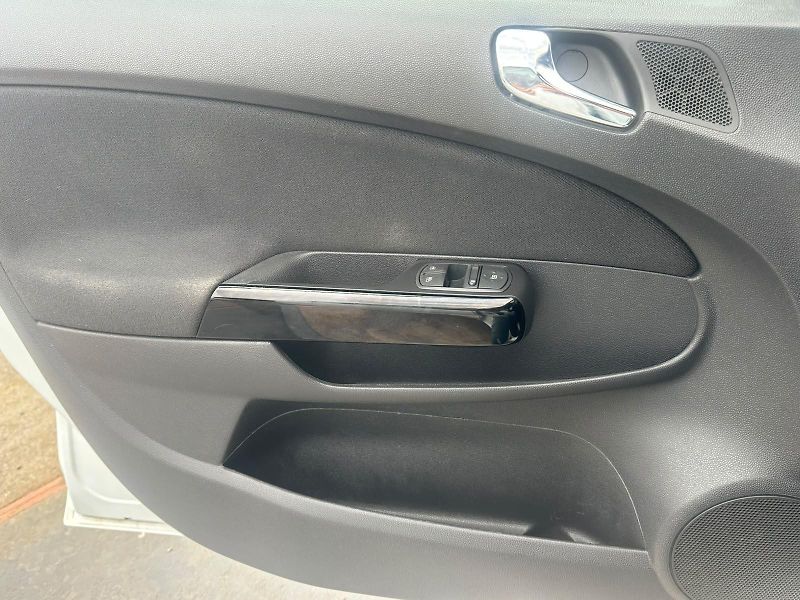 Opel Corsa (2010) 1.2i,63KW,TEMPOMAT,111 EDITION - fotka 17 z 24