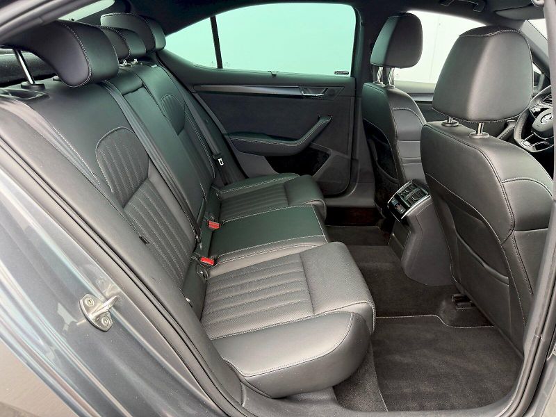 Škoda Superb (2023) 2.0 TDI 147kW DSG 4x4 SportLin - fotka 25 z 35