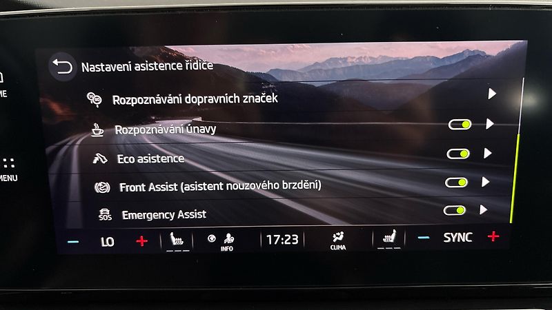 Škoda Octavia 2.0 TDI DSG 4x4 Scout Combi - fotka 25 z 28