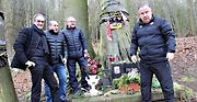Ivan Hlinka by oslavil sedmdesáté narozeniny. Kamarádi na něj vzpomněli u pomníku na místě tragické nehody