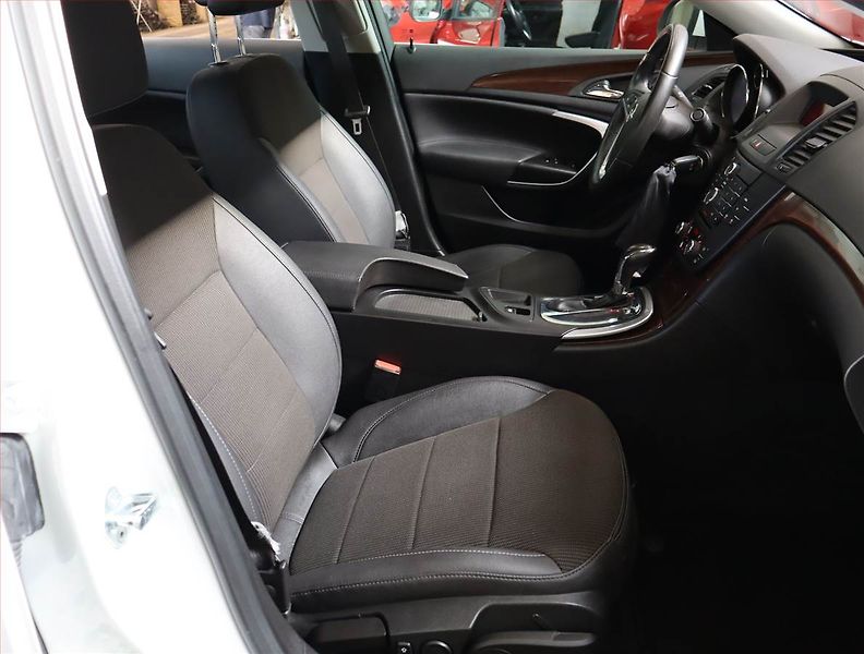 Opel Insignia (2009) 2.0 CDTI, Automat, Tempomat - fotka 9 z 18