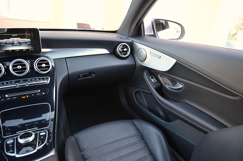 Mercedes-Benz Třídy C (2016) C 250d 4Matic AMG ČR Burmester - fotka 26 z 41
