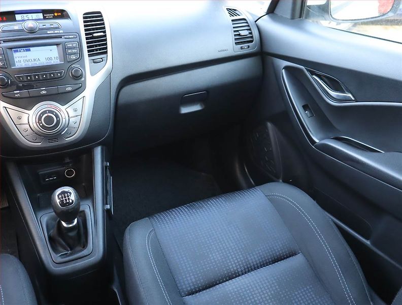 Hyundai ix20 (2012) 1.6 CVVT, LPG, Park. senzory - fotka 8 z 16