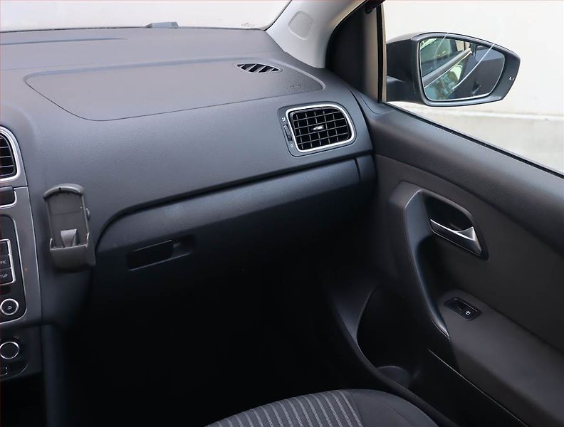 Volkswagen Polo (2012) 1.6 TDI, Automat, Navi, Xenony - fotka 8 z 19