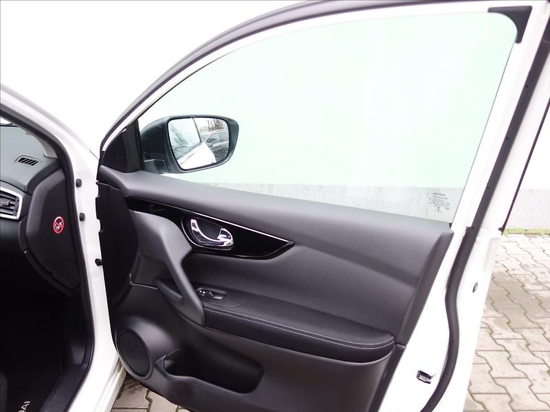 Nissan Qashqai 1,5 81kW NAVI - fotka 33 z 39