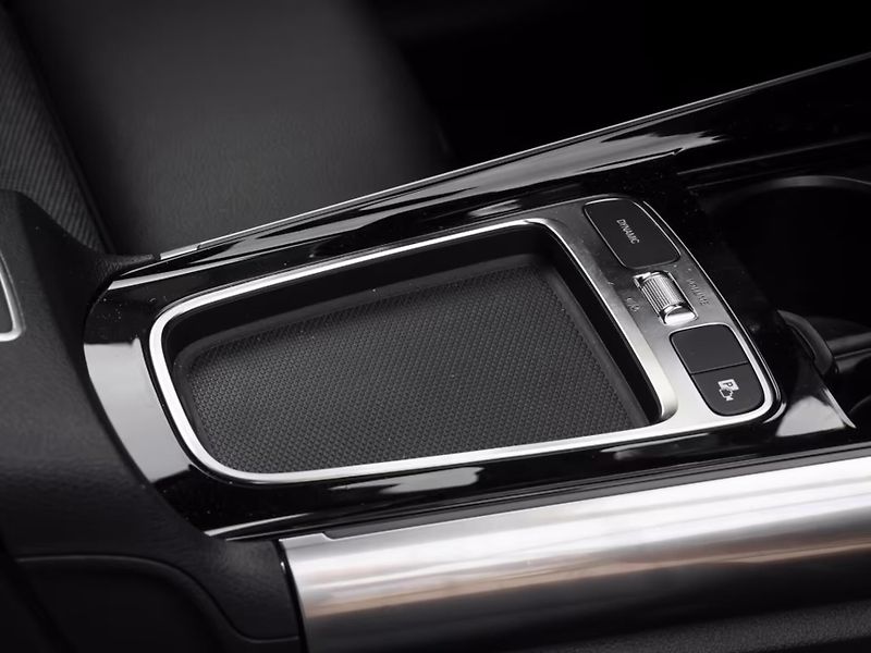 Mercedes-Benz EQA 300 4M Progressive Kam LED Nav - fotka 12 z 16