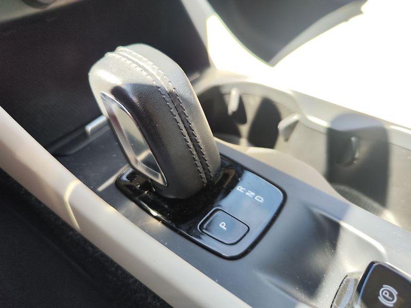 Volvo XC40 D3 2.0D Momentum Pro AT - fotka 26 z 38