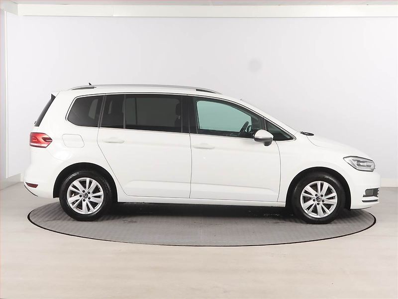 Volkswagen Touran (2023) 2.0 TDI - fotka 6 z 12
