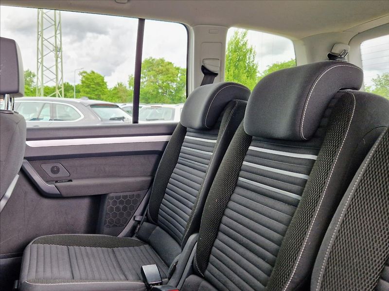 Volkswagen Touran 2,0 TDI 7MÍST VÝHŘEV KLIMA - fotka 13 z 26