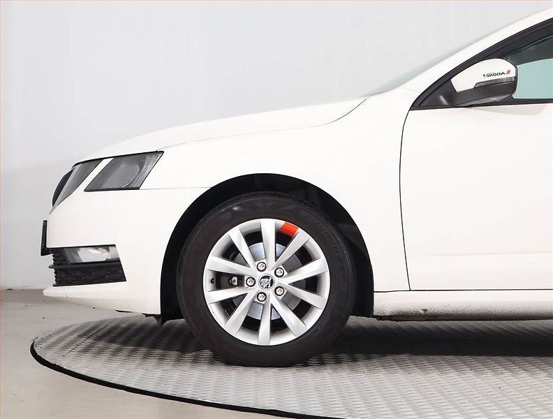 Škoda Octavia (2018) 1.6 TDI, Tempomat - fotka 14 z 22